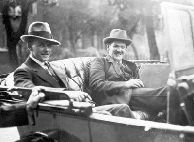 Michael Collins (1890-1922) mit Emmet Dalton während der Vertragsverhandlungen in London, 1921 von English Photographer